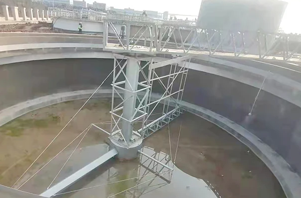 周邊傳動刮泥機(jī)_污水廠輻流式沉淀池全自動周邊傳動刮泥機(jī)